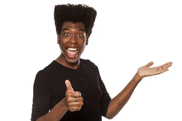 親指で立って若いハンサムなアフロ アメリカンのスタイリッシュなヒップスター男は 白い背景に分離 広告の概念 — ストック写真