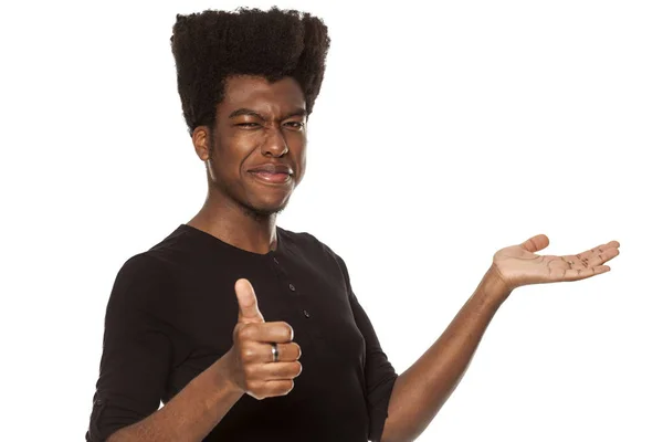 Ung Snygg Afro Amerikansk Snygg Hipster Kille Står Med Tummar — Stockfoto