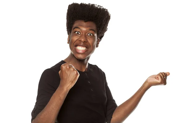 幸せに立っている若いハンサムなアフロ アメリカンのスタイリッシュなヒップスター男は白い背景に分離 人の感情の概念 — ストック写真