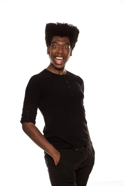 Jonge Knappe Afro Amerikaanse Stijlvolle Hipster Kerel Gelukkig Permanent Geïsoleerd — Stockfoto