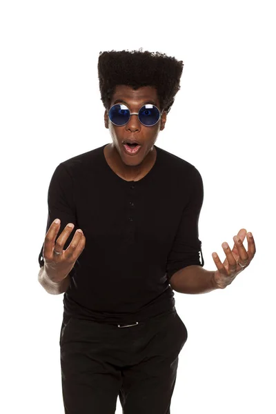 Αναρωτιέστε Νέων Όμορφος Άντρας Αμερικανική Κομψό Hipster Αφρο Στέκεται Απομονωθεί — Φωτογραφία Αρχείου