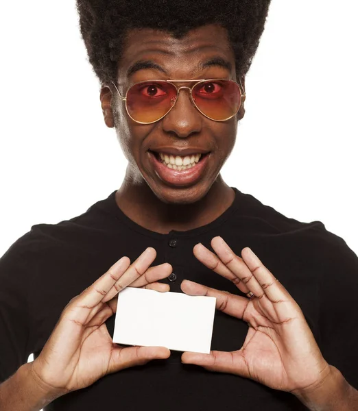 Молодий Красивий Афро Американський Хлопець Тримає Кредитної Картки Ізольовані Білому — стокове фото