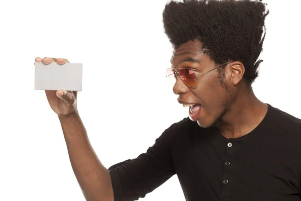 Jeune Homme Afro Américain Beau Tenant Une Carte Crédit Isolée — Photo