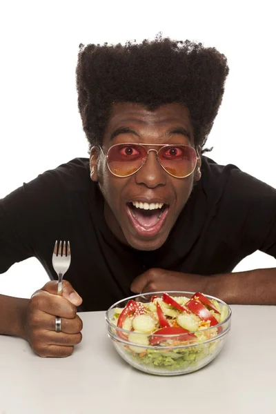 Jeune Beau Afro Américain Mangeant Salade Isolée Sur Fond Blanc — Photo