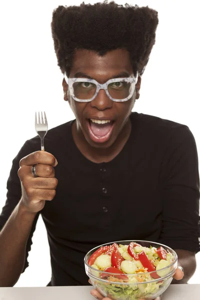 Jovem Afro Americano Bonito Comendo Salada Isolada Fundo Branco Conceito — Fotografia de Stock