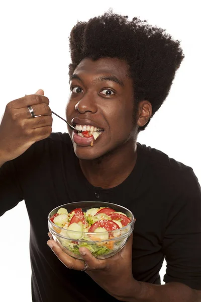 Joven Chico Afroamericano Guapo Comiendo Ensalada Aislado Sobre Fondo Blanco —  Fotos de Stock