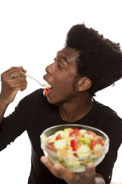 Jonge Knappe Afro Amerikaanse Jongen Eten Salade Geïsoleerd Een Witte — Stockfoto