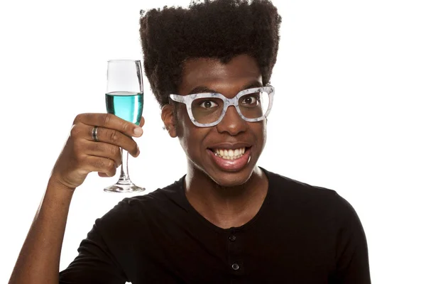 Jovem Afro Americano Bonito Segurando Copo Vinho Azul Isolado Fundo — Fotografia de Stock