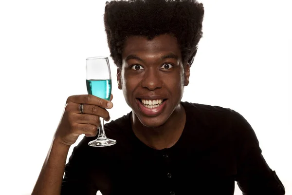 Joven Chico Afroamericano Guapo Sosteniendo Una Copa Vino Azul Aislado — Foto de Stock