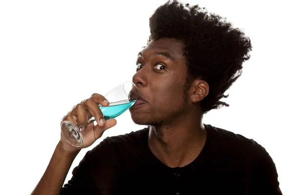 若いハンサムなアフロ アメリカ人白い背景に分離された青のワインを飲みます ライフ スタイルのコンセプト — ストック写真