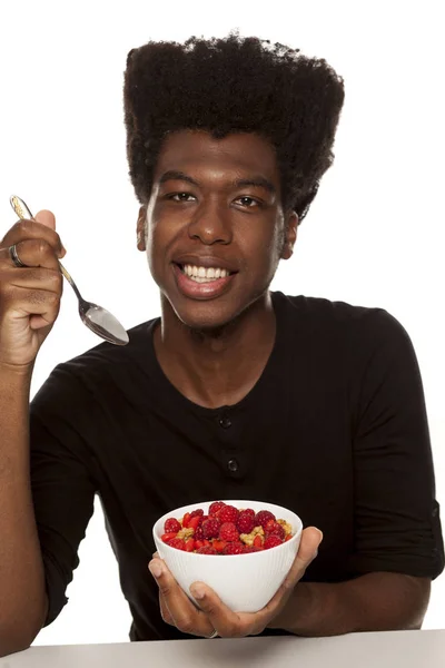 若いハンサムなアフロ アメリカン ヒップ男白い背景で隔離の新鮮な果物と穀物を食べるします 健康食品のコンセプト — ストック写真