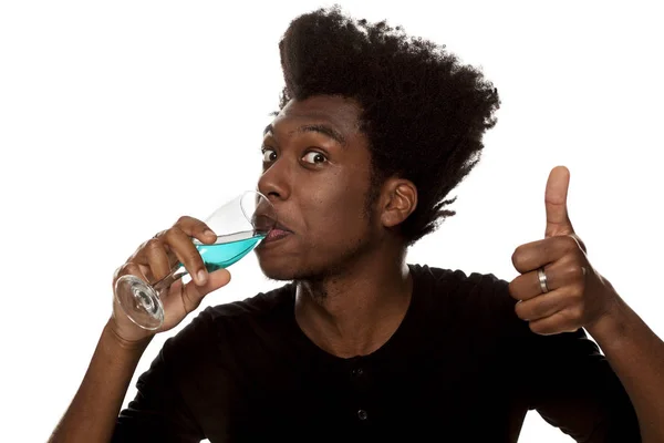 Jovem Afro Americano Bonito Bebendo Vinho Azul Isolado Fundo Branco — Fotografia de Stock