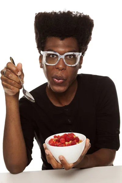 Młody Przystojny Afro American Hipster Facet Jedzenia Płatki Zbożowe Świeże — Zdjęcie stockowe