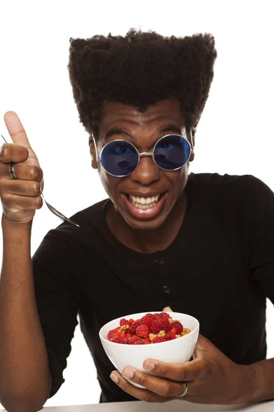 Jovem Afro Americano Bonito Hipster Cara Comendo Cereais Com Frutas — Fotografia de Stock