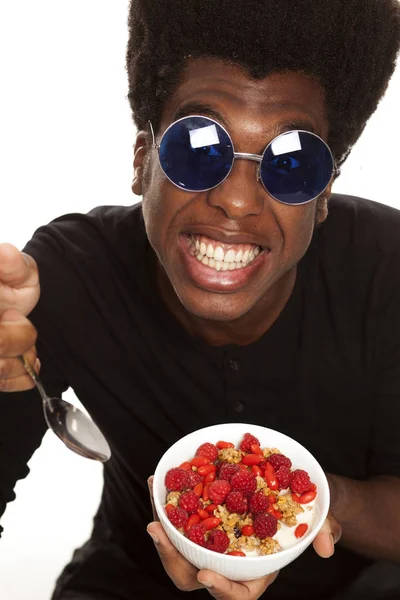Young Handsome Afro American Hipster Guy Eating Cereals Fresh Fruits — Stock Photo, Image