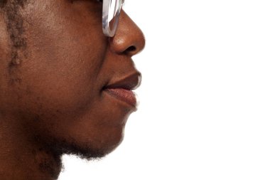 Beyaz bir arka plan üzerinde siyah, Genç bir Afrikalı-Amerikalı adam gözlüklü dudak profil görünümü kadar kapatın