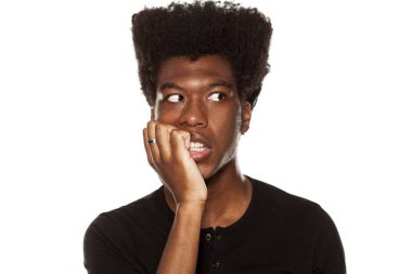Bir genç için endişe Afro-Amerikan modern adam beyaz bir arka plan üzerinde portresi