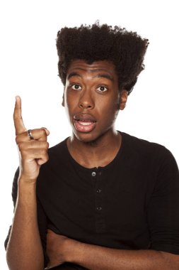 Yukarı dönük genç Afro Amerikan hipster yakışıklı olan beyaz bir arka plan üzerinde izole. İnsanlar fikir kavramı