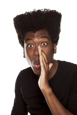 Beyaz bir arka plan üzerinde izole fısıldayan genç Afro Amerikan hipster yakışıklı olan. İnsanlar dedikodu kavramı