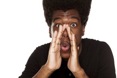 Beyaz bir arka plan üzerinde izole fısıldayan genç Afro Amerikan hipster yakışıklı olan. İnsanlar dedikodu kavramı