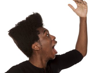 Beyaz bir arka plan üzerine bağırarak genç Afro-Amerikan modern insan portresi