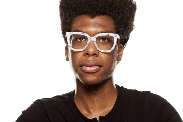 Retrato Jovem Homem Africano Moderno Com Óculos Fundo Branco — Fotografia de Stock
