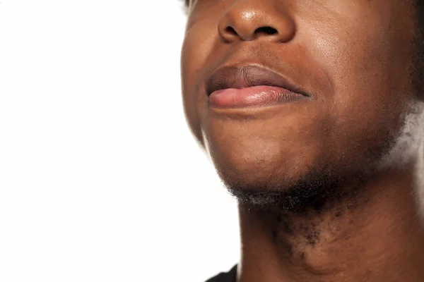 Sourire Gros Plan Jeune Noir Afro Américain Sur Fond Blanc — Photo