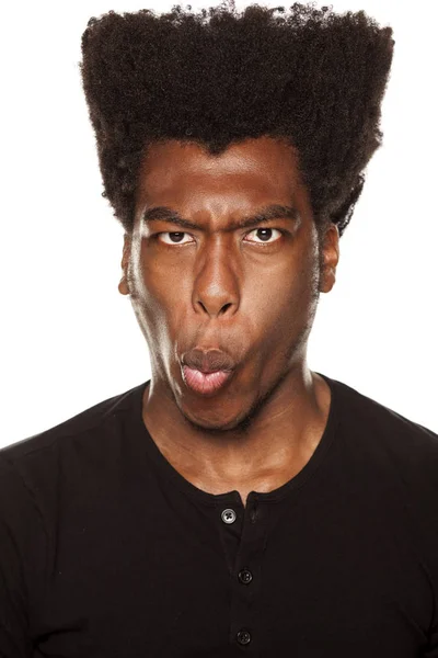 Junger Afrikanisch Amerikanischer Mann Macht Lustiges Gesicht Auf Weißem Hintergrund — Stockfoto