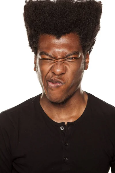 Jonge African American Man Die Grappig Gezicht Een Witte Achtergrond — Stockfoto