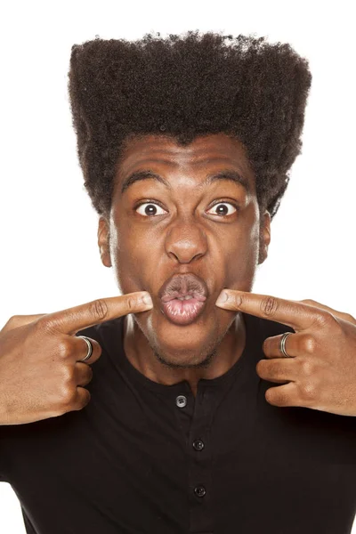 Νεαρός Αφρικανική Αμερικανική Άνθρωπος Που Κάνει Αστείο Πρόσωπο Λευκό Φόντο — Φωτογραφία Αρχείου