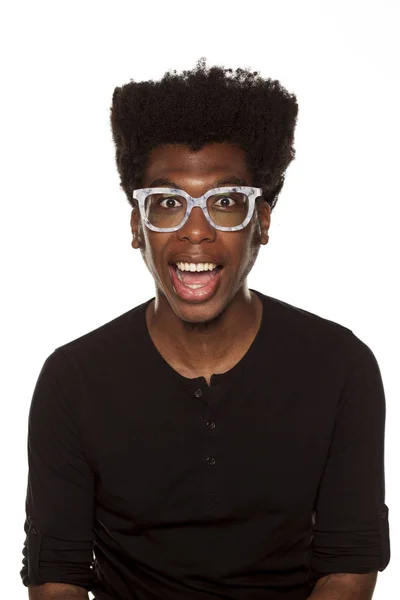 Retrato Joven Afroamericano Feliz Hombre Moderno Con Gafas Sobre Fondo —  Fotos de Stock
