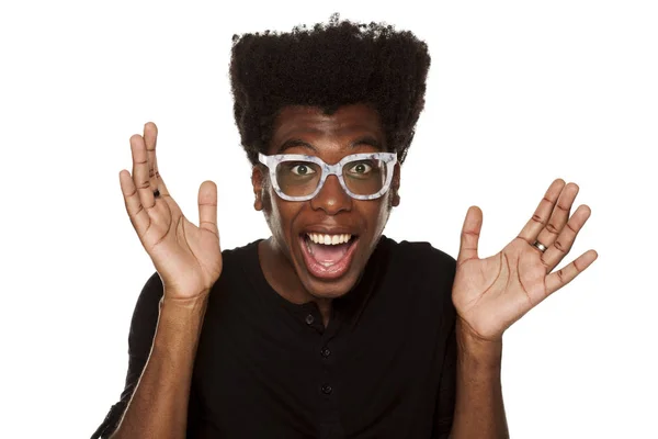 一个年轻的快乐的非洲裔美国人现代人的肖像与眼镜在白色背景 — 图库照片
