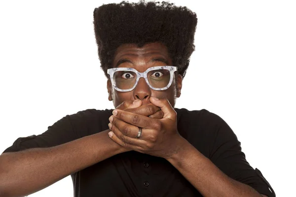 Retrato Joven Afroamericano Sorprendido Con Gafas Sobre Fondo Blanco —  Fotos de Stock