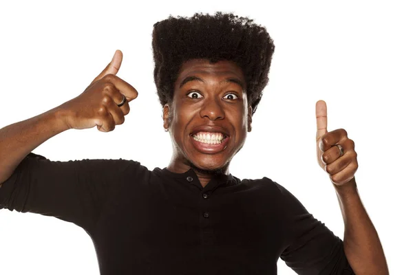 Retrato Jovem Homem Moderno Afro Americano Feliz Mostrando Polegares Para — Fotografia de Stock