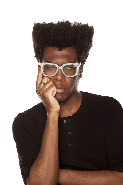 若い男のハンサムなアフロ アメリカンのヒップスター スタイリッシュで物思いに沈んだ白い背景上に分離 のライフ スタイルのコンセプト — ストック写真