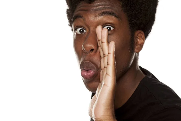 若いハンサムなアフロ アメリカン ヒップ男白い背景で隔離のささやき 人のゴシップのコンセプト — ストック写真