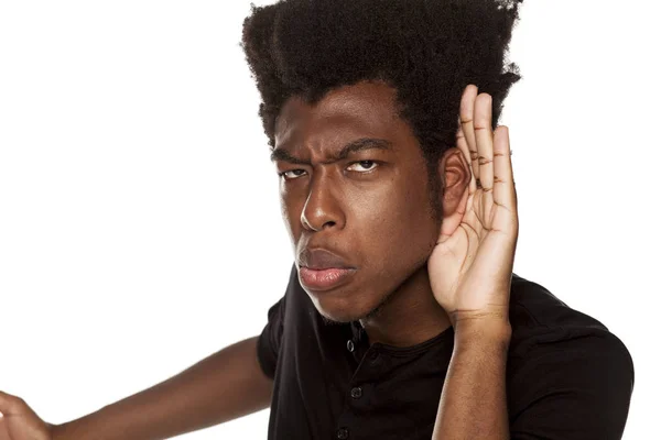 Portret Młodego African American Współczesnego Człowieka Uważnie Słucha Białym Tle — Zdjęcie stockowe
