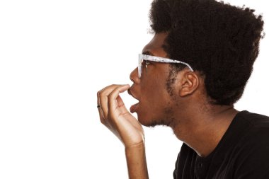 Beyaz bir arka plan nefesini kontrol genç Afro-Amerikan modern insan portresi