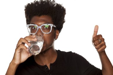 Genç Afro-Amerikan adam İçmesuyu beyaz arka plan üzerinde cam portresi