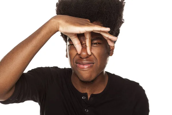 Portret Van Een Jonge African American Man Sluiten Zijn Neus — Stockfoto