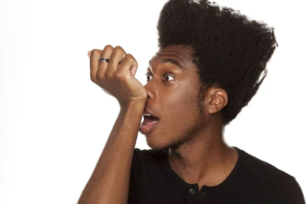 Портрет Молодого Африканского Американца Нюхающего Запястье Белом Фоне — стоковое фото