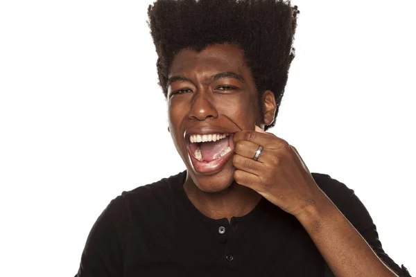 Porträtt Ung African American Man Med Tandvärk Vit Bakgrund — Stockfoto