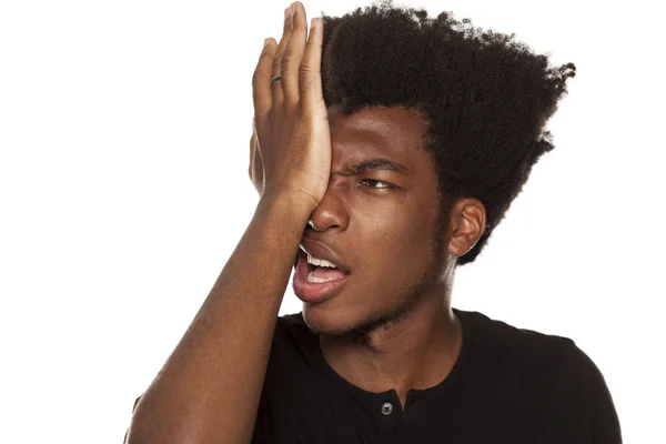 Porträtt Ung African American Man Med Smärta Ögat Vit Bakgrund — Stockfoto