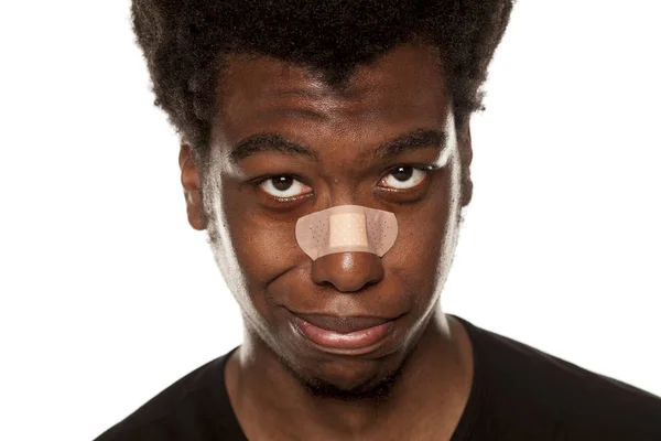 Retrato Jovem Afro Americano Com Fita Adesiva Sobre Nariz Sobre — Fotografia de Stock