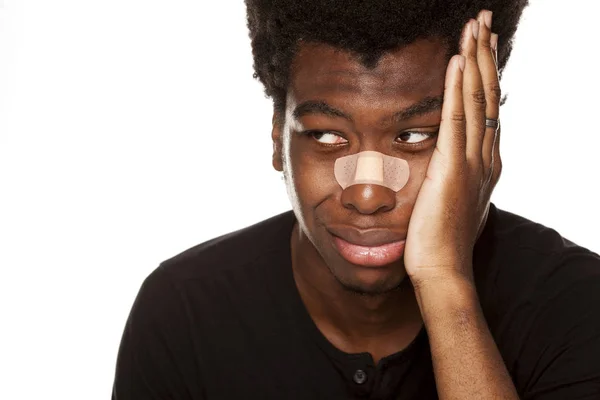 Портрет Молодий Афроамериканець Людиною Бинта Стрічки Над Його Носом Білому — стокове фото