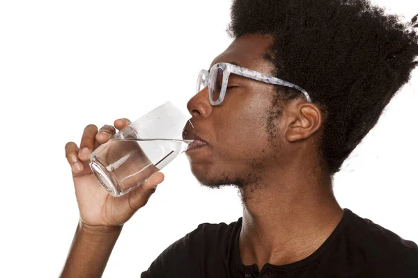 Retrato Jovem Afro Americano Bebendo Água Copo Fundo Branco — Fotografia de Stock