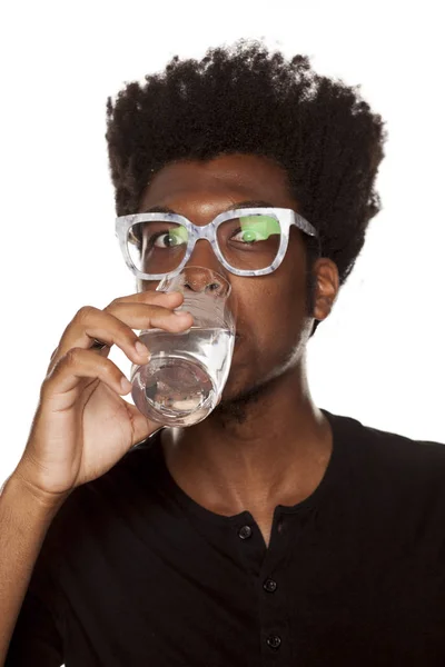 Retrato Joven Afroamericano Bebiendo Agua Vaso Sobre Fondo Blanco —  Fotos de Stock