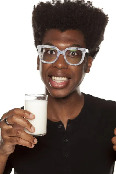 Porträt Eines Jungen Afrikanisch Amerikanischen Mannes Mit Einem Glas Joghurt — Stockfoto