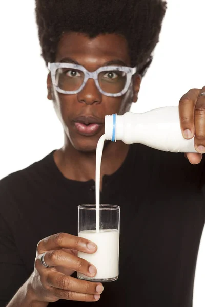 Fiatal Afroamerikai Férfi Szakadó Joghurt Egy Pohárba Egy Fehér Háttér — Stock Fotó