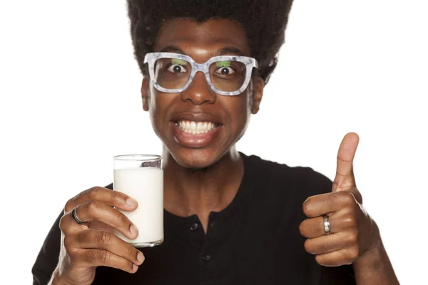 Porträtt Ung African American Man Hålla Ett Glas Yoghurt Och — Stockfoto